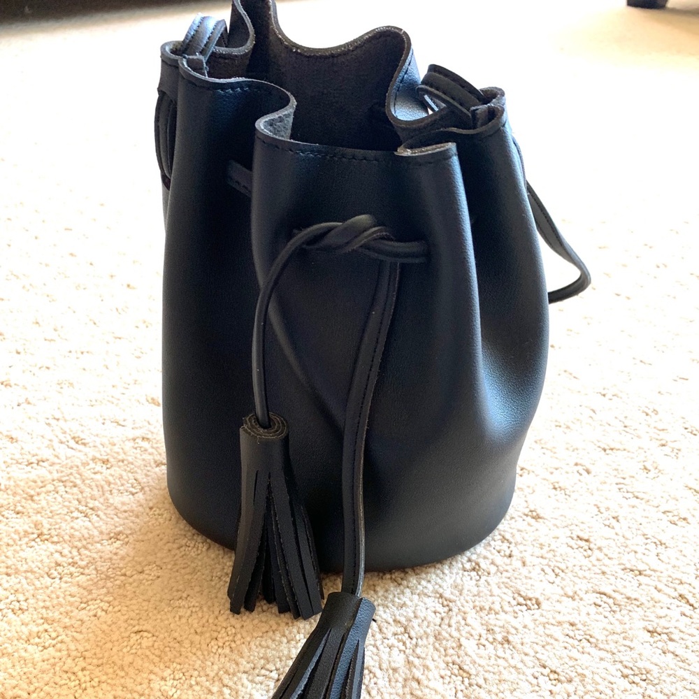 Cross body black bucket bag